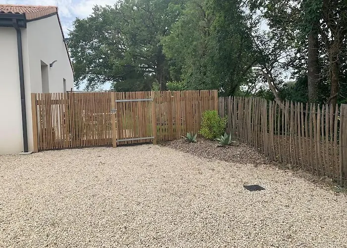 Neuf Avec Mezzanine Dans Un Coin Paisible Avec Piscine Partagee Tatil Evi Le Pellerin